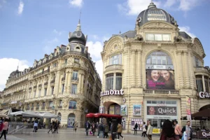 place-de-la-comedie-montpellie-france-texto